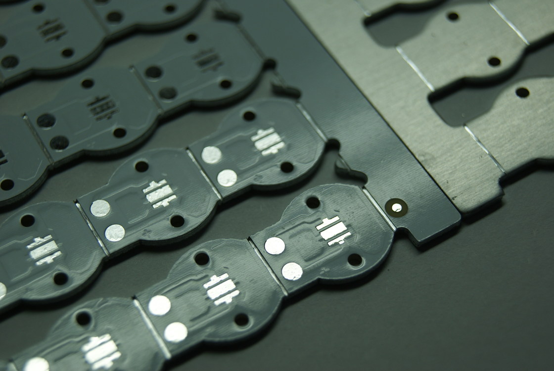 Circuit imprimé métallique à haute conductivité thermique avec sérigraphie blanche et pont de sérigraphie de 0,1 mm minimum pour la gestion thermique