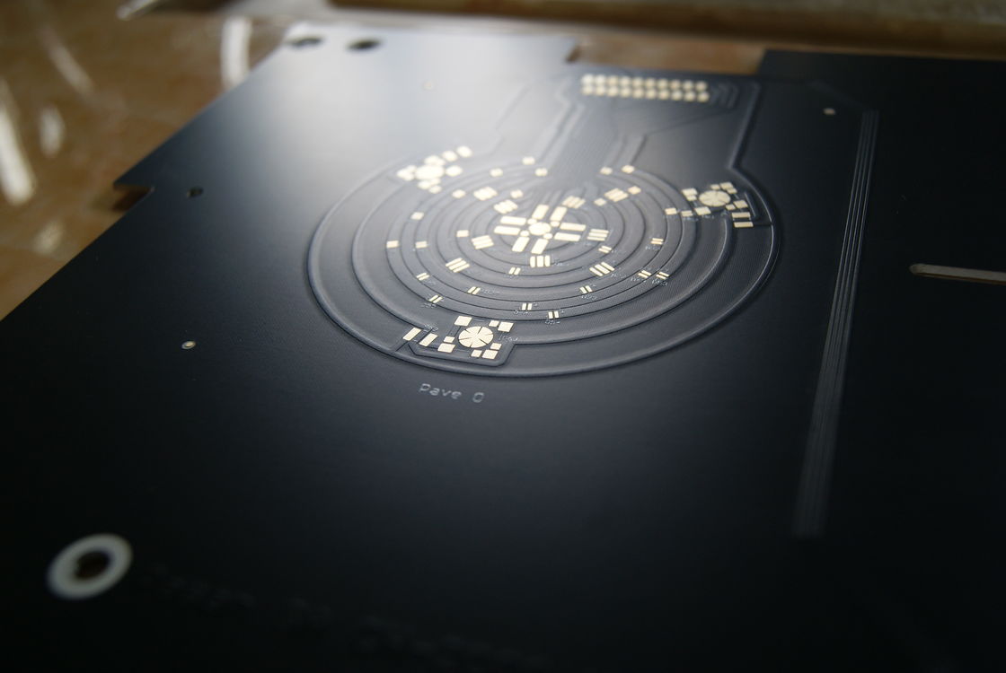 Circuit imprimé métallique PTTC sérigraphié noir avec 2 à 16 couches pour une fonctionnalité et une durabilité optimales